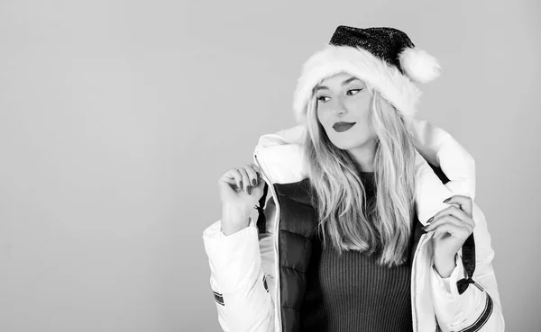 Waiting frosty christmas days. Girl wear white jacket and santa hat. Jacket has extra insulation and slightly longer fit to protect your body from sharp winter weather. Santa girl. White jacket — Stock Photo, Image