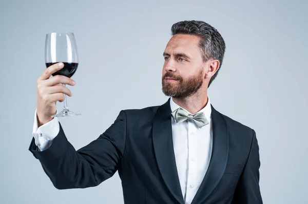 Şarap garsonu. Adam kırmızı şarap içiyor. Sevgililer Günü için şerefe. Alkol içmek. Romantik bir randevuda yakışıklı bir erkek. Resmi etkinlikte profesyonel barmen. Şarap kadehli adam. Yetenekli barmen. — Stok fotoğraf