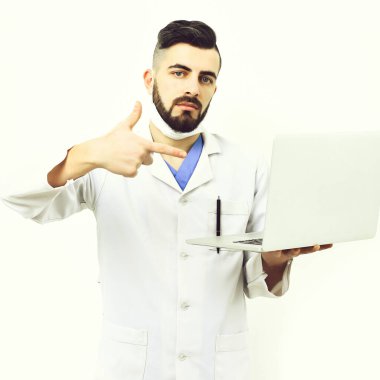 Adam beyaz arka planda cerrahi maske takıyor.