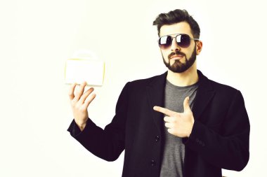 Sakallı, beyaz, bıyıklı ve yemek kutulu bir hippi.