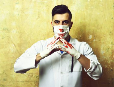 Cerrah ellerini eldivenle tutuyor.