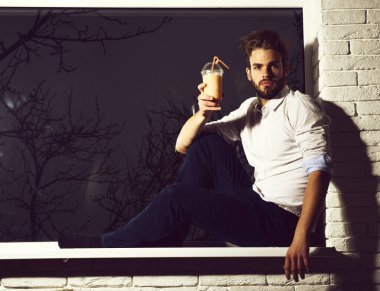 Yakışıklı, sakallı, maço, seksi adam.