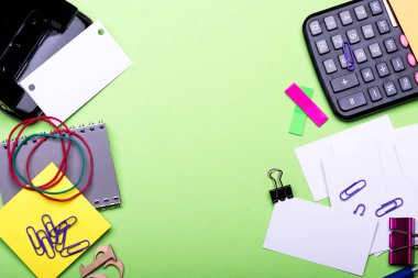 Not defteri, renkli yer imleri, elastik, klipler ve numaralar