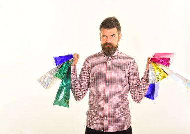 Ekose gömlekli adam alışveriş torbaları tutuyor. Alışveriş ve satış.