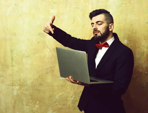 Stijlvolle baardmanager met trotse gezichtspunten op laptop — Stockfoto