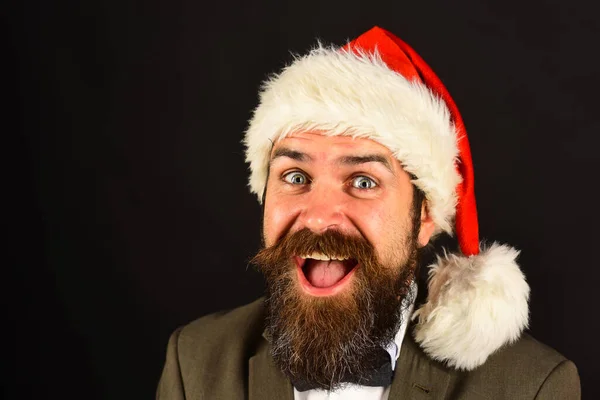 Télapó karácsonyi kalapban és csokornyakkendőben. Szakállas férfi — Stock Fotó