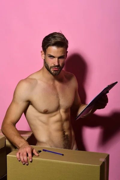 Chico con torso sexy está desnudo detrás de cajas. —  Fotos de Stock