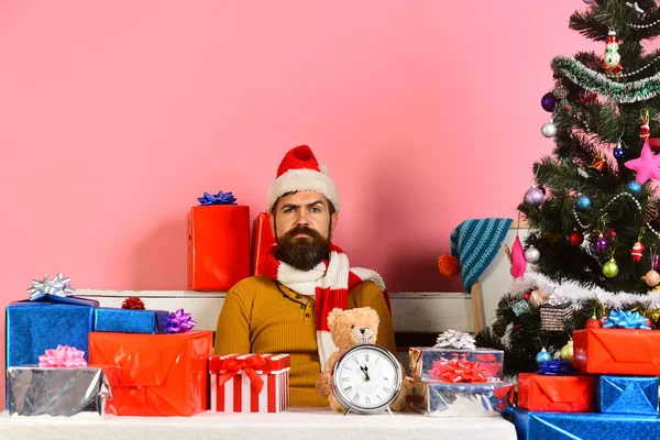 Babbo Natale si siede in entourage vacanza. Vigilia di Natale e concetto di tempo — Foto Stock