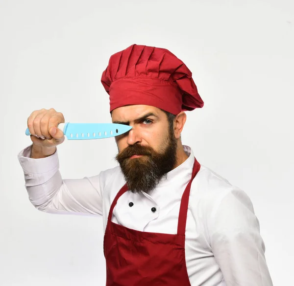 Чоловік з бородою в кулінарній формі ізольований на білому тлі . — стокове фото