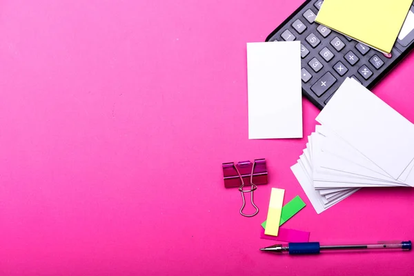 Marcadores, papeles de notas y tarjetas blancas con bolígrafo en rosa — Foto de Stock