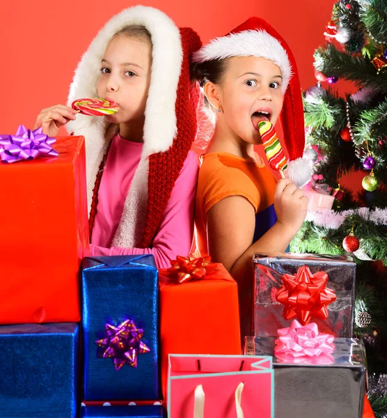 Concepto de felicidad y vacaciones. Las niñas celebran la Navidad, juntas — Foto de Stock