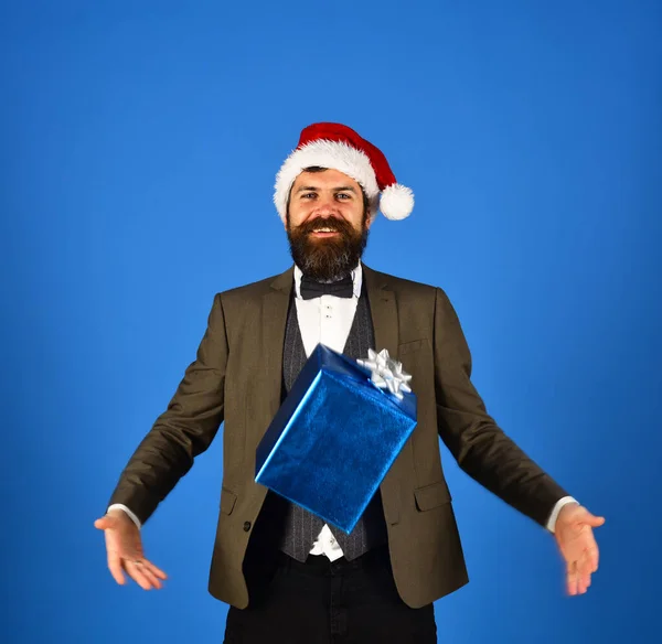 Empresario con cara feliz atrapa caja regalo azul —  Fotos de Stock