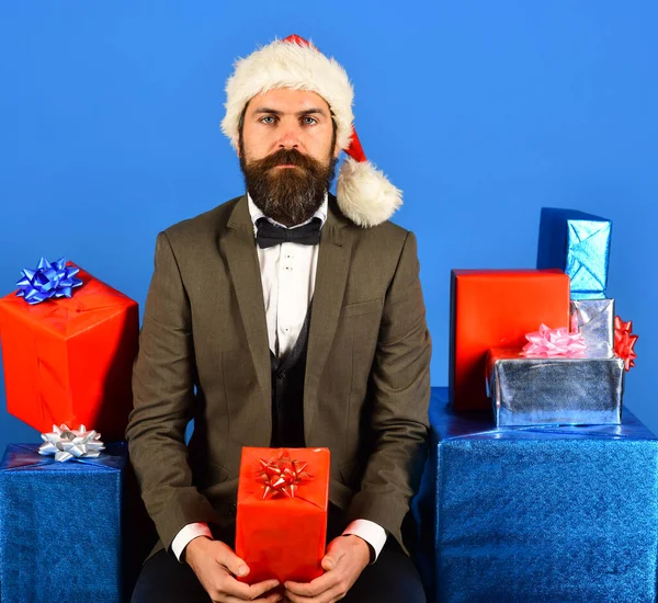 Babbo Natale in abito retrò presenta regali blu e rossi. — Foto Stock