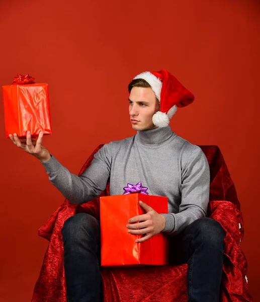 Tomten med gåvor på röd bakgrund. Människan håller presenter — Stockfoto