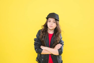 Kendi tarzını ilan ediyor. Kendine güvenen küçük çocuk sarı arka planda. Sıradan bir tarzı var. Moda. Çocuklar giyer. Modern yaşam tarzı. Doğuştan şık.