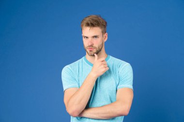 Aklında ne var? Güçlü kaslı kolları olan bir adam. Kaslı bir vücuda sahip olmak kendine daha çok güvenmeni sağlar mı? Mor arka planda kaslı, yakışıklı, tıraşsız, düşünceli bir adam. Erkeklik kavramı