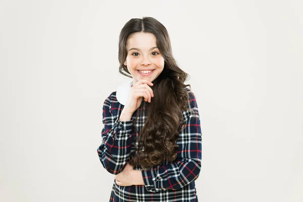 Ambitieus en mooi. Gelukkig schoolmeisje in stijlvol uniform. terug naar school. kleine meid stijlvolle jurk. Kindermode concept. Geef om haar haar. kind heeft lang krullend haar. na bezoek aan de kapper — Stockfoto