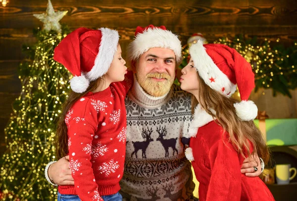 Leuke familie thuis. Verspreid de liefde. Kerstavond concept. Kerstsfeer. Papa kinderen hebben plezier. Vader en dochters vieren nieuwjaar. Kerstmis wordt speciaal met kinderen — Stockfoto