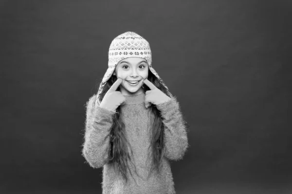 酷的定义。有趣的针织物配件。戴着针织帽子的快乐小女孩。戴手套的快乐的孩子穿着暖和的衣服。寒假愉快。圣诞节的时候。给孩子们的时尚 — 图库照片