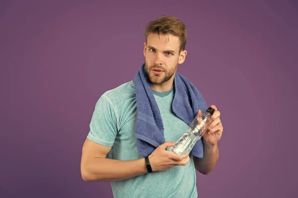 Hidratación corporal. Refrescante bebida de vitaminas después de un gran entrenamiento. Hombre atlético bodega botella de agua. Un atleta guapo bebe agua. Balance de agua. Deporte para una vida mejor. Hombre sediento. Botella de retención de atleta —  Fotos de Stock