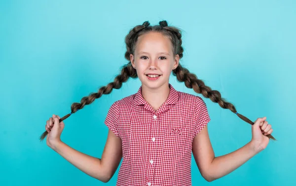 Glimlachend kind met gevlochten haar na kapper, schoonheid — Stockfoto