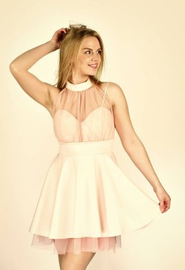 Flört modu başladı. Gülümseyen elbiseler. Sevimli elbiseli nazik bir kadın. Sevimli sarışın. Güzel kız. Moda ve güzellik. Kadınlık ve şefkat. Güzel kız süslü bir elbise giyer. Kıyafet zevki harika.