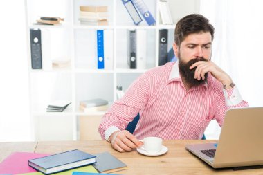 Pratik insanlar için pratik blog. Ciddi blogcu blog yazmak için dizüstü bilgisayar kullanıyor. Blog iletisi. Bilgi sitesi. Sosyal ağ servisi. İş iletişimi