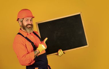 Mimari gösterim projesi. Profesyonel tamirci. Görsel taslak. Yakışıklı bir tamirci. Fiyat listesi. Onarım şirketi hizmetleri. Sakallı adam tamirci. Tamirci karatahta kopyalama alanını tut