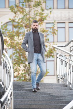 Sakallı, olgun bir hippi. Bıyıklı, vahşi, beyaz bir hippi. Erkek berber bakımı. Sıradan moda güzelliği. Modern hayat. Kendine güvenen ve yakışıklı vahşi bir adam. Moda işadamı