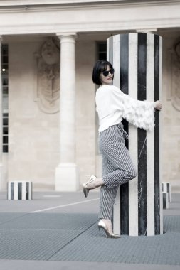 Paris, Fransa 'da yüksek topuklu ayakkabıyla poz veren bir kız. Cazibeli kız dışarı bak