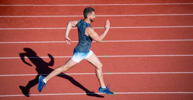 Adam koşucu baştan sona koşuyor başarı ve hız ile, spor koşusu