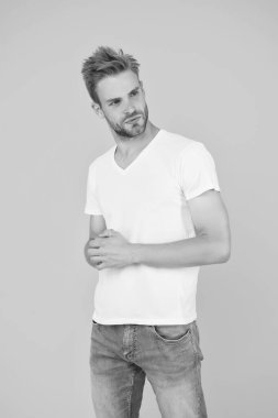 Modern gençlik. Yakışıklı bir genç adam. Tıraşsız yakışıklı bir adam. Kıvırcık saçlı hippi. Yakışıklı bir adam. Karizmatik maço. Yakışıklı, seksi adam. Karizma konsepti. Yüz bakımı. Güzel insanlar.