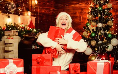 Pozitif ol. Neşeli kız, kırmızı Noel Baba şapkası. Xmas bayram hediyesi. Boks günü. Yeni yılı evde kutlarız. Son hazırlıklar. Noel zamanı. Mutlu kadın hediyeleri sever. Kış alışveriş satışları