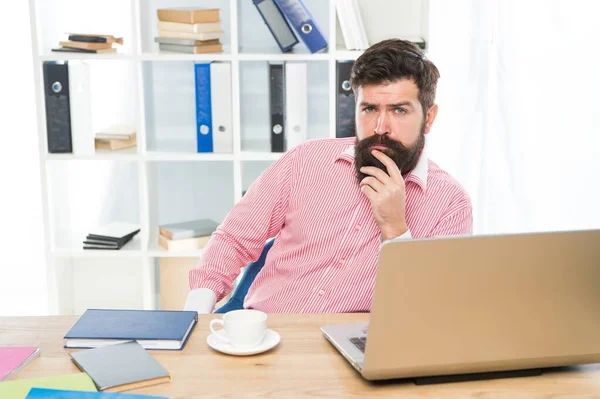 Homme barbu avec un regard sérieux s'asseoir aux gestionnaires bureau dans la salle de travail moderne, bureau — Photo
