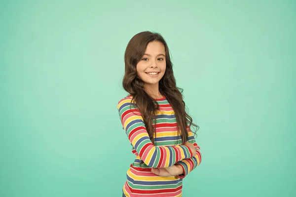 Una mujer perfecta. emociones positivas. adolescente chica sonriendo fondo turquesa. pequeño niño adolescente con el pelo largo. moda de peluquero niño. De vuelta a la escuela. Captura de estudio de niño optimista. feliz infancia — Foto de Stock