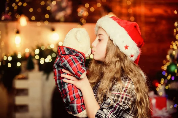 驚きだ。新年明けましておめでとう。クリスマスだ。ショッピング販売。サンタ・クラスの少女。クリスマス・ショッピング。自分の子供だ。クリスマスツリー。休日の買い物。赤い帽子の少女。買い物の日だ。愛のキス — ストック写真