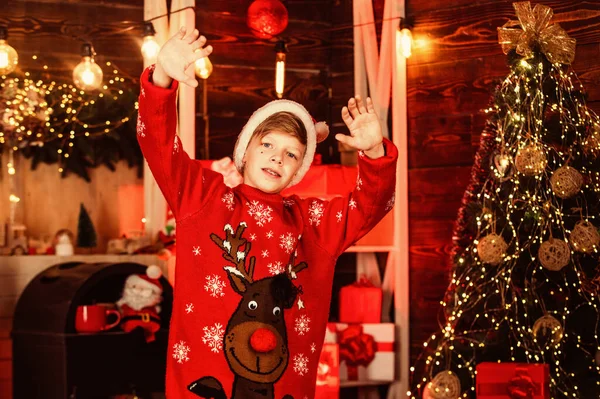 Merhaba Noel Baba. Kırmızı ren geyiği kazaklı küçük çocuk. Noel Baba şapkalı çocuk evde iyi eğlenceler. Herkese mutlu noeller. Xmas hediyesi istiyor. En iyi kış tatili. Mutlu genç yeni yıl partisini kutluyor — Stok fotoğraf