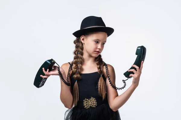 Κομψό παιδί μιλούν σε ρετρό τηλέφωνο απομονώνονται σε λευκό, τεχνολογία — Φωτογραφία Αρχείου