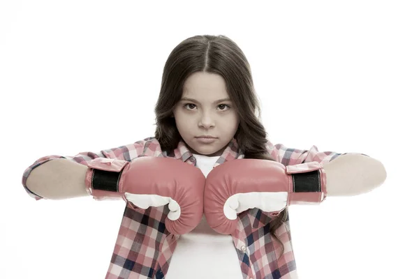 Full koncentration. Flicka koncentrerad träning boxningshandskar. Barn koncentrerat ansikte med sport handskar öva slåss färdigheter isolerad vit. Tjejer makt. Varje flicka borde veta hur man försvarar sig. — Stockfoto