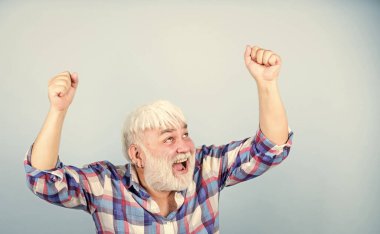 Tatmin oldum, başardım. Olumlu duygular. Sonunda emeklilik. Başarılı bir emeklilik. Hayattaki hedefler. Başarılı adam başarıyı kutluyor. Başarılı hipster, şanslı adam. Büyükbaba mutlu, neşeli, neşeli