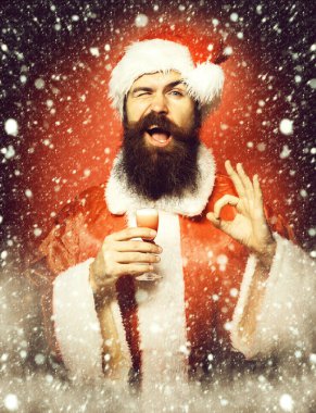 Kırmızı stüdyo geçmişinde yakışıklı, sakallı Noel Baba.