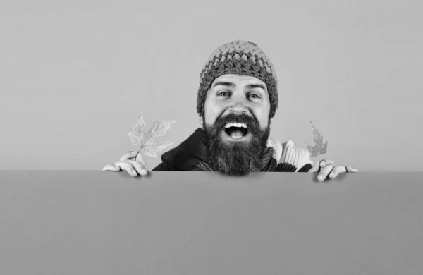 Conceito de outono e tempo frio. Um tipo com barba — Fotografia de Stock