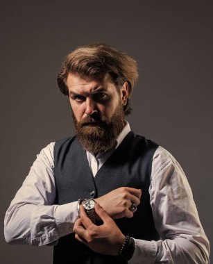 Zamanı geldi. Elli saati olan tişörtlü adam. Takım elbiseli başarılı bir adam. İş adamı takım elbise giyer. Resmi ofis hayatı. Ciddi sakallı adam. Pahalı takım elbiseli yakışıklı ve başarılı adam.