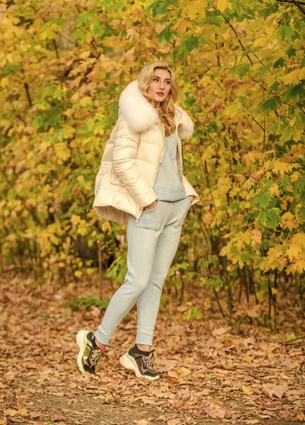 Vrouw genieten van de herfst seizoen in het park. Warme gebreide kleding. Voel je praktisch en comfortabel. Model breigoed kleding bladeren achtergrond. Meisje ontspannen in de natuur dragen van gebreide kleding pak en jas. Kleding voor rust — Stockfoto