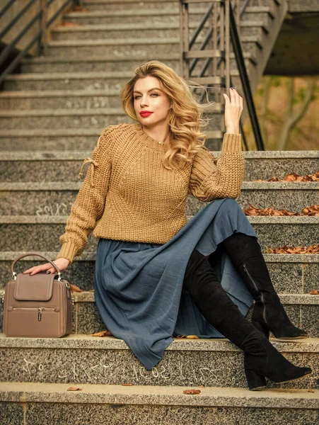 Fall outfit formula. Style Sweater and Skirt Combo for Fall. Woman gorgeous hairstyle sit on stairs outdoors. Warm autumn. Fall fashion trend. Wearable trends. Layer oversize knit over girly skirt — Stock Photo, Image