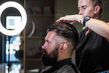 Berber dükkanında sakal düzeltme, hippi ustası, saç modası