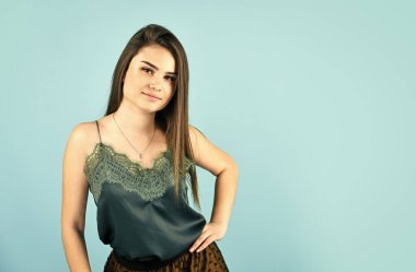 Kız manken yumuşak dantelli bluz çıplak omuzlar kopyalama alanı, mevsimlik satış konsepti