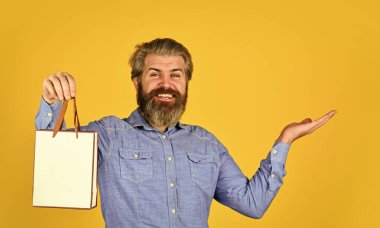 İyi ki doğdun Hediye al. Kara Cuma. Perakende konsepti. Hipster satış fiyatını satın alıyor. Siber pazartesi indirimi. Güzel alışveriş. Sakallı adam, alışveriş torbalarını tut. Yakışıklı bir alıcı. Mevsimlik satış. Özel teklif