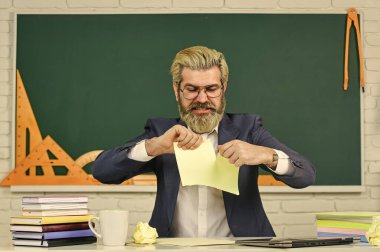 Gençler için modern eğitim. Öğretmen geleneksel ve modern konular. Sıkı çalış. Bedava eğitim al. Herkes için okul eğitimi. Hemen yenile. Özel okul reklamları kayıt sayısını artırdı