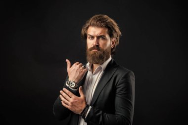 En iyi görünüşüm. Olgun sakallı adam. Güven ve karizma. Yakışıklı adam ofis kıyafeti giyer. Erkek güzellik ve moda. Mükemmel sakallı ve bıyıklı acımasız bir iş adamı. Yelek giyen gerçek patron.